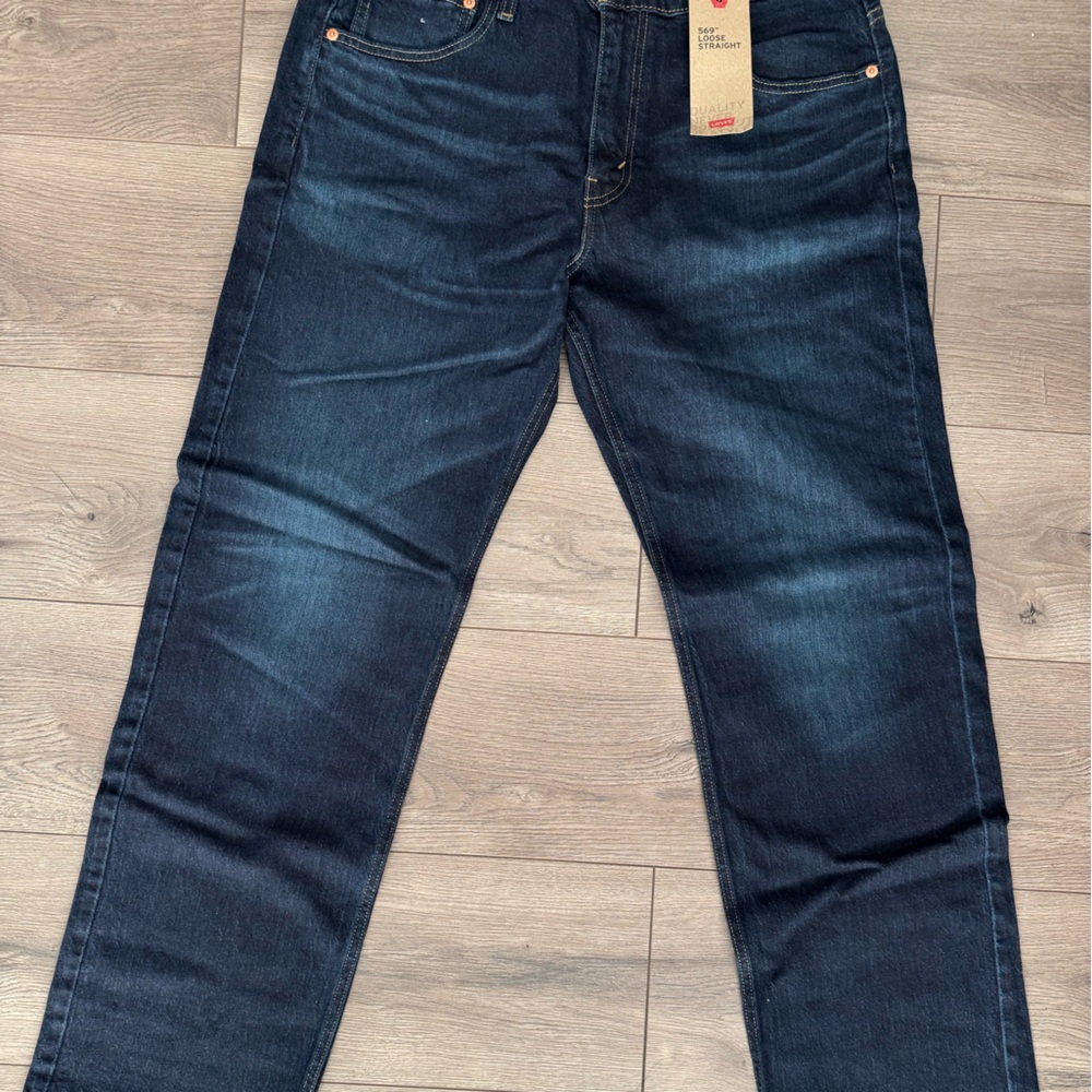 Men’s Levi jeans. Stretch. Loose straight leg. 33 x 32